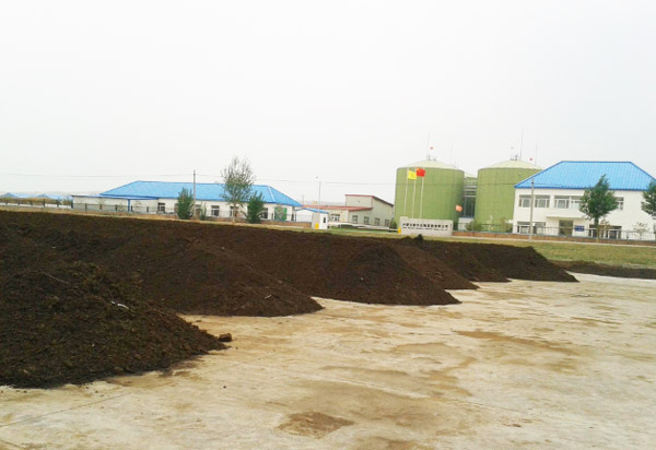 使用翻堆機堆肥發酵生產有機肥的方法